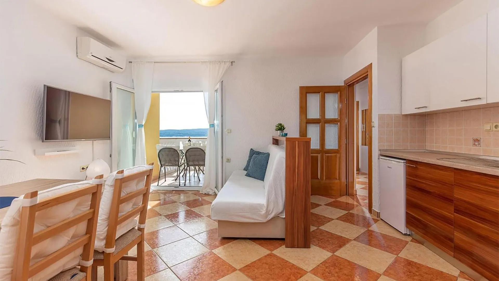 Gorgeous Apartment In Dramalj With Kitchen