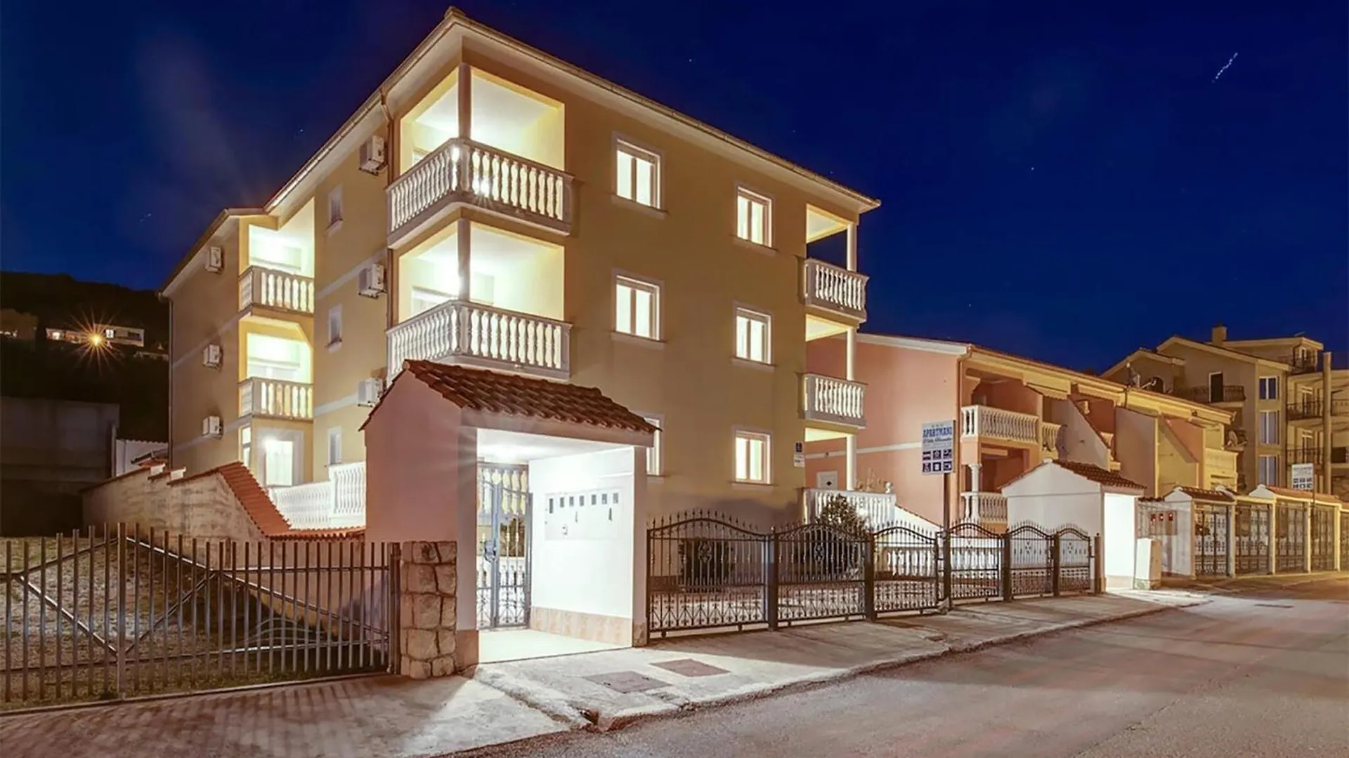 Gorgeous Apartment In Dramalj With Kitchen